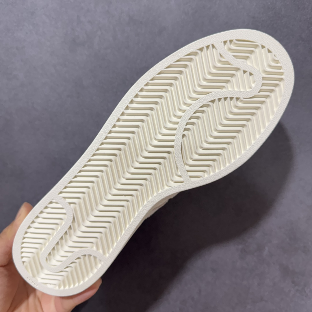 图片[9]-【公司级】Adidas Original Superstar 2 阿迪达斯 低帮 男女同款 贝壳头2代防滑耐磨轻便低邦板鞋 鞋身整体以米色皮革打造，搭配经典米色贝壳头，鞋身两侧经典锯齿三条杠Logo一边为棕色，内侧为灰色三条杠，采用分段式的棕色和灰色鞋带，后跟棕色装饰片辅以米色压印logo，最后以米色大底完善整体设计收尾。整体时尚大方。 货号：KH8707 尺码：35¹/₃ 36 36²/₃ 37¹/₃ 38 38²/₃ 39¹/₃ 40 40²/₃ 41¹/₃ 42 42²/₃ 43¹/₃ 44 44²/₃ 45¹/₃-选品中心