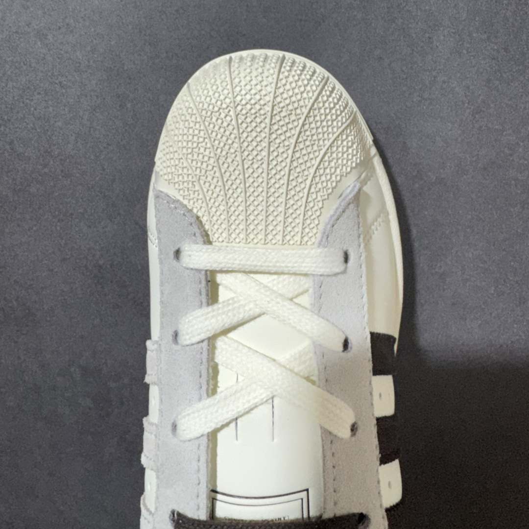 图片[5]-【公司级】Adidas Original Superstar 2 阿迪达斯 低帮 男女同款 贝壳头2代防滑耐磨轻便低邦板鞋 鞋身整体以米色皮革打造，搭配经典米色贝壳头，鞋身两侧经典锯齿三条杠Logo一边为棕色，内侧为灰色三条杠，采用分段式的棕色和灰色鞋带，后跟棕色装饰片辅以米色压印logo，最后以米色大底完善整体设计收尾。整体时尚大方。 货号：KH8707 尺码：35¹/₃ 36 36²/₃ 37¹/₃ 38 38²/₃ 39¹/₃ 40 40²/₃ 41¹/₃ 42 42²/₃ 43¹/₃ 44 44²/₃ 45¹/₃-选品中心