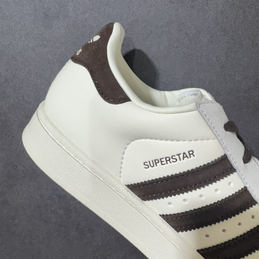 图片[7]-【公司级】Adidas Original Superstar 2 阿迪达斯 低帮 男女同款 贝壳头2代防滑耐磨轻便低邦板鞋 鞋身整体以米色皮革打造，搭配经典米色贝壳头，鞋身两侧经典锯齿三条杠Logo一边为棕色，内侧为灰色三条杠，采用分段式的棕色和灰色鞋带，后跟棕色装饰片辅以米色压印logo，最后以米色大底完善整体设计收尾。整体时尚大方。 货号：KH8707 尺码：35¹/₃ 36 36²/₃ 37¹/₃ 38 38²/₃ 39¹/₃ 40 40²/₃ 41¹/₃ 42 42²/₃ 43¹/₃ 44 44²/₃ 45¹/₃-选品中心