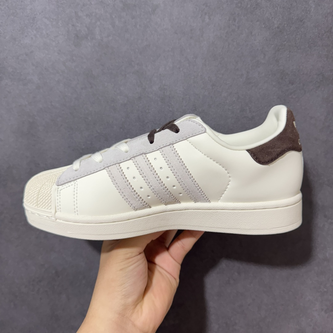 图片[2]-【公司级】Adidas Original Superstar 2 阿迪达斯 低帮 男女同款 贝壳头2代防滑耐磨轻便低邦板鞋 鞋身整体以米色皮革打造，搭配经典米色贝壳头，鞋身两侧经典锯齿三条杠Logo一边为棕色，内侧为灰色三条杠，采用分段式的棕色和灰色鞋带，后跟棕色装饰片辅以米色压印logo，最后以米色大底完善整体设计收尾。整体时尚大方。 货号：KH8707 尺码：35¹/₃ 36 36²/₃ 37¹/₃ 38 38²/₃ 39¹/₃ 40 40²/₃ 41¹/₃ 42 42²/₃ 43¹/₃ 44 44²/₃ 45¹/₃-选品中心