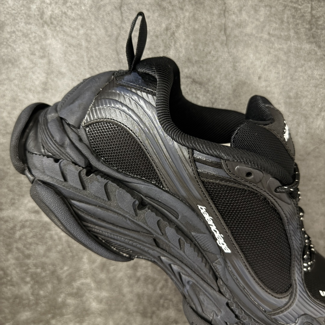 图片[7]-【i8版本】Balenciaga巴黎世家 Triple S .2 厚底系带 低帮 老爹鞋 Balenciaga是由被誉为代表二十世纪的伟大天才设计师 CristobalBalenciaga 创立的，在品牌创立的大半个世纪以来，巴黎世家一直以时尚、典雅闻名于时装界，它的主题产品有女士和男士提包、机车包、鞋子和时装，在15年王大仁卸任品牌设计师后，品牌的风格发生了翻天覆地的变化，凭借着人气超高的街头风T恤、老爹鞋等迅速霸屏各大时装周和时尚圈 货号：865849WTRS21011 尺码：35 36 37 38 39 40 41 42 43 44 45 46-选品中心