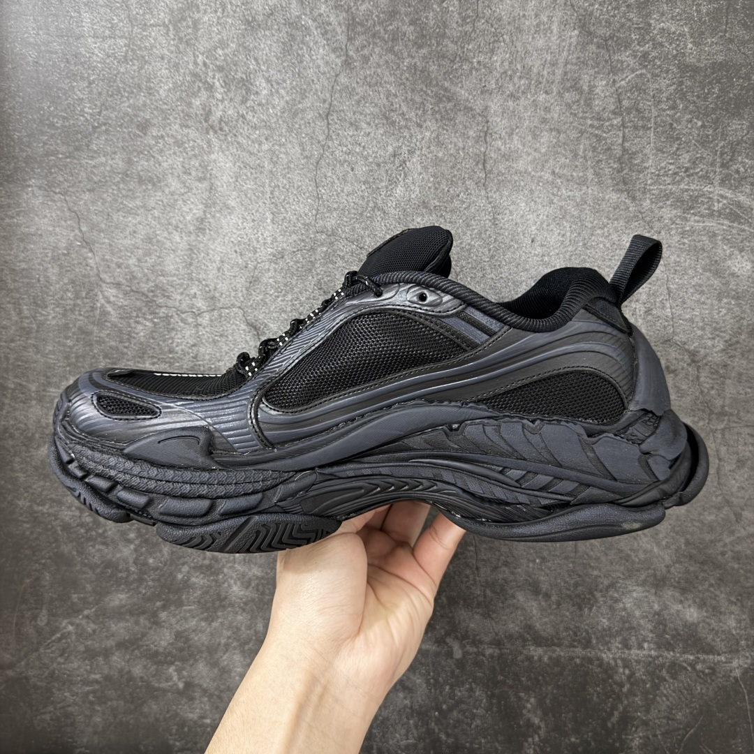 图片[2]-【i8版本】Balenciaga巴黎世家 Triple S .2 厚底系带 低帮 老爹鞋 Balenciaga是由被誉为代表二十世纪的伟大天才设计师 CristobalBalenciaga 创立的，在品牌创立的大半个世纪以来，巴黎世家一直以时尚、典雅闻名于时装界，它的主题产品有女士和男士提包、机车包、鞋子和时装，在15年王大仁卸任品牌设计师后，品牌的风格发生了翻天覆地的变化，凭借着人气超高的街头风T恤、老爹鞋等迅速霸屏各大时装周和时尚圈 货号：865849WTRS21011 尺码：35 36 37 38 39 40 41 42 43 44 45 46-选品中心