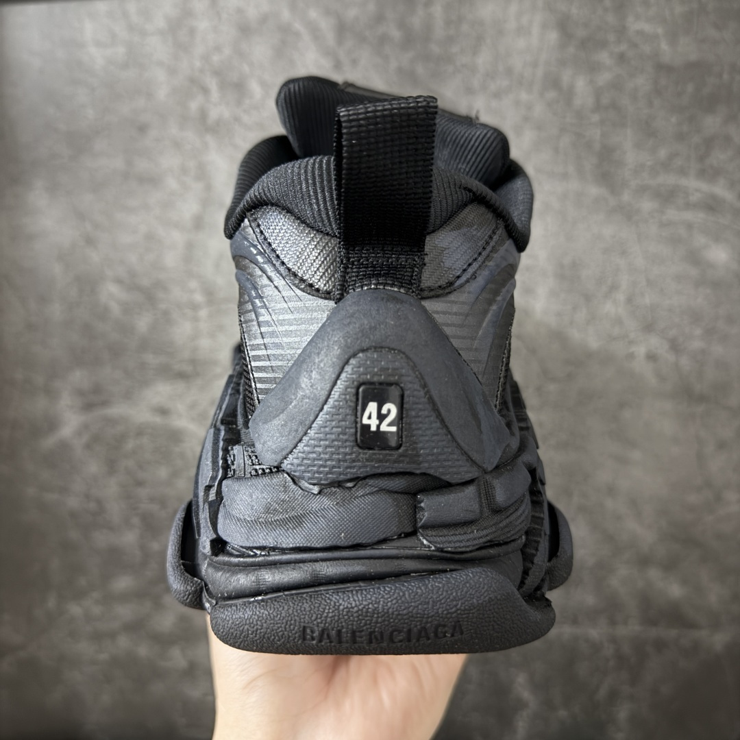 图片[4]-【i8版本】Balenciaga巴黎世家 Triple S .2 厚底系带 低帮 老爹鞋 Balenciaga是由被誉为代表二十世纪的伟大天才设计师 CristobalBalenciaga 创立的，在品牌创立的大半个世纪以来，巴黎世家一直以时尚、典雅闻名于时装界，它的主题产品有女士和男士提包、机车包、鞋子和时装，在15年王大仁卸任品牌设计师后，品牌的风格发生了翻天覆地的变化，凭借着人气超高的街头风T恤、老爹鞋等迅速霸屏各大时装周和时尚圈 货号：865849WTRS21011 尺码：35 36 37 38 39 40 41 42 43 44 45 46-选品中心