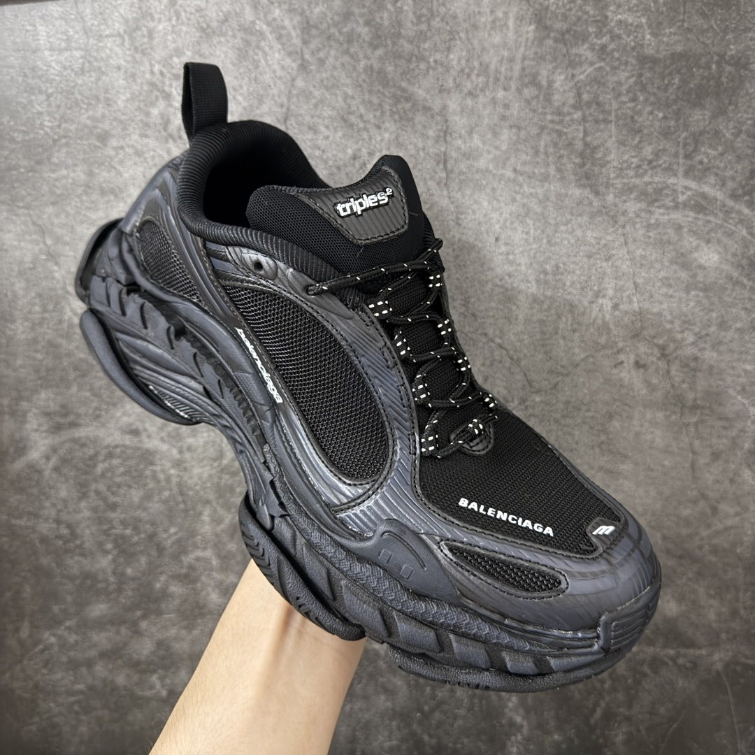 图片[3]-【i8版本】Balenciaga巴黎世家 Triple S .2 厚底系带 低帮 老爹鞋 Balenciaga是由被誉为代表二十世纪的伟大天才设计师 CristobalBalenciaga 创立的，在品牌创立的大半个世纪以来，巴黎世家一直以时尚、典雅闻名于时装界，它的主题产品有女士和男士提包、机车包、鞋子和时装，在15年王大仁卸任品牌设计师后，品牌的风格发生了翻天覆地的变化，凭借着人气超高的街头风T恤、老爹鞋等迅速霸屏各大时装周和时尚圈 货号：865849WTRS21011 尺码：35 36 37 38 39 40 41 42 43 44 45 46-选品中心