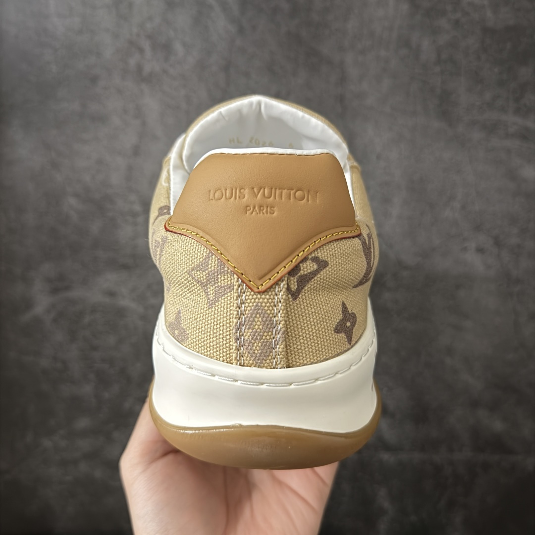 图片[4]-【YS纯原】广奢高端货–唯一正确版本 LOUIS VUITTON Tilted 系列｜2026 早春全新上架 黄棕印花 LV 路易威登 Tilted Low Sneakers 倾斜系列低帮复古休闲运动板鞋 男鞋｜广东原产｜市售顶级版本 ✦ 升级原楦型开发纸版，鞋型更立体更正 ✦ Monogram 丹宁布鞋面，质感高级耐看 ✦ 鞋垫嵌入EVA软脚感物料，回弹舒适 ✦ 后跟耐弯折滴塑支撑片，稳定不塌 ✦ 全新开发TPR光泽组合隔色鞋底 ✦ LV组合 TPU 生胶底结构，行走稳、耐磨强 ✦ 原版购入开发 ✦ 厚实抽屉式礼品鞋盒 ✦ 原装包装说明书＋防尘布袋 ✦ 附送官方快递加固牛皮纸外盒 尺码：36-45-选品中心