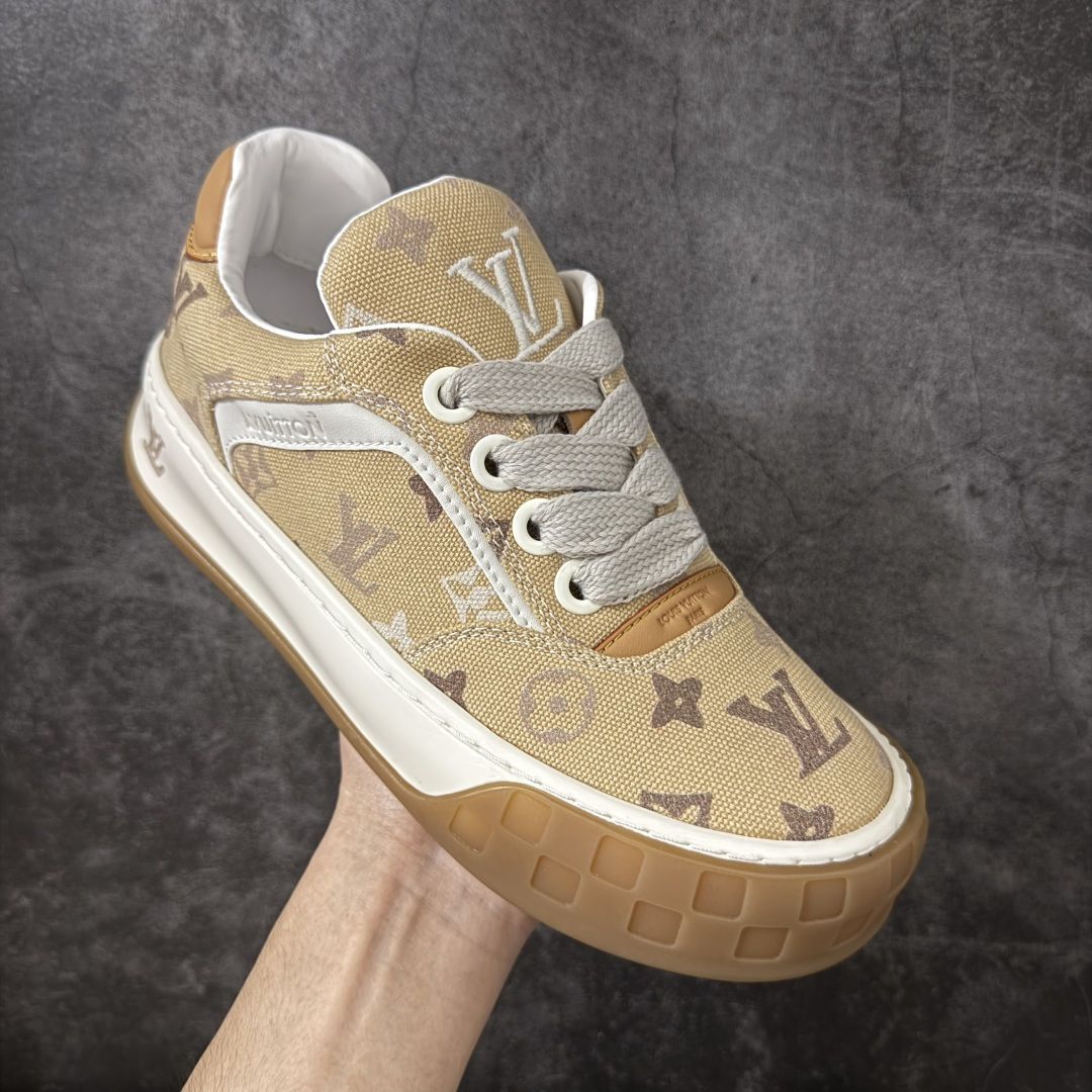 图片[3]-【YS纯原】广奢高端货–唯一正确版本 LOUIS VUITTON Tilted 系列｜2026 早春全新上架 黄棕印花 LV 路易威登 Tilted Low Sneakers 倾斜系列低帮复古休闲运动板鞋 男鞋｜广东原产｜市售顶级版本 ✦ 升级原楦型开发纸版，鞋型更立体更正 ✦ Monogram 丹宁布鞋面，质感高级耐看 ✦ 鞋垫嵌入EVA软脚感物料，回弹舒适 ✦ 后跟耐弯折滴塑支撑片，稳定不塌 ✦ 全新开发TPR光泽组合隔色鞋底 ✦ LV组合 TPU 生胶底结构，行走稳、耐磨强 ✦ 原版购入开发 ✦ 厚实抽屉式礼品鞋盒 ✦ 原装包装说明书＋防尘布袋 ✦ 附送官方快递加固牛皮纸外盒 尺码：36-45-选品中心