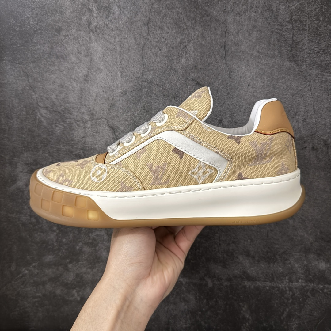 图片[2]-【YS纯原】广奢高端货–唯一正确版本 LOUIS VUITTON Tilted 系列｜2026 早春全新上架 黄棕印花 LV 路易威登 Tilted Low Sneakers 倾斜系列低帮复古休闲运动板鞋 男鞋｜广东原产｜市售顶级版本 ✦ 升级原楦型开发纸版，鞋型更立体更正 ✦ Monogram 丹宁布鞋面，质感高级耐看 ✦ 鞋垫嵌入EVA软脚感物料，回弹舒适 ✦ 后跟耐弯折滴塑支撑片，稳定不塌 ✦ 全新开发TPR光泽组合隔色鞋底 ✦ LV组合 TPU 生胶底结构，行走稳、耐磨强 ✦ 原版购入开发 ✦ 厚实抽屉式礼品鞋盒 ✦ 原装包装说明书＋防尘布袋 ✦ 附送官方快递加固牛皮纸外盒 尺码：36-45-选品中心