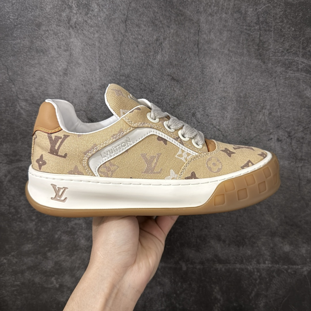 【YS纯原】广奢高端货–唯一正确版本 LOUIS VUITTON Tilted 系列｜2026 早春全新上架 黄棕印花 LV 路易威登 Tilted Low Sneakers 倾斜系列低帮复古休闲运动板鞋 男鞋｜广东原产｜市售顶级版本 ✦ 升级原楦型开发纸版，鞋型更立体更正 ✦ Monogram 丹宁布鞋面，质感高级耐看 ✦ 鞋垫嵌入EVA软脚感物料，回弹舒适 ✦ 后跟耐弯折滴塑支撑片，稳定不塌 ✦ 全新开发TPR光泽组合隔色鞋底 ✦ LV组合 TPU 生胶底结构，行走稳、耐磨强 ✦ 原版购入开发 ✦ 厚实抽屉式礼品鞋盒 ✦ 原装包装说明书＋防尘布袋 ✦ 附送官方快递加固牛皮纸外盒 尺码：36-45-选品中心