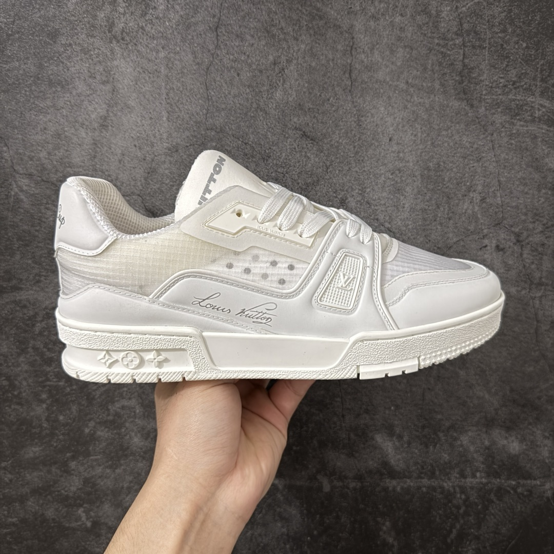 【YS纯原】广奢高端 LOUIS VUITTON 路易威登 LV Trainer CUP 美洲杯联名款 反光网面透气休闲鞋 ✦ 原版购入开发，第37届美洲杯联名系列 ✦ 反光材质+科技面料拼接鞋面 ✦ 鞋舌点睛37标识，内底呈现Gaston美洲杯标识 ✦ 航海旗帜风格演绎V字标识，细节满满 ✦ 原版定制进口科技面料+透气网里 ✦ 原版开模防滑TPU组合大底 ✦ 底厚3CM，轻盈舒适自然增高 ✦ 配送精美包装，零瑕疵工艺 尺码：36 37 38 39 40 41 42 43 44 45-选品中心