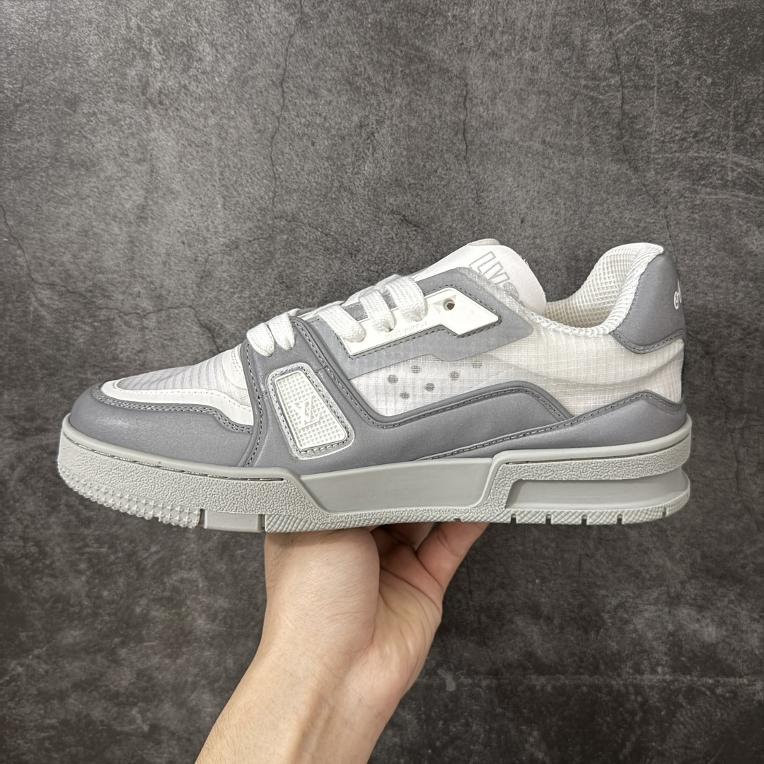 图片[2]-【YS纯原】广奢高端 LOUIS VUITTON 路易威登 LV Trainer CUP 美洲杯联名款 反光网面透气休闲鞋 ✦ 原版购入开发，第37届美洲杯联名系列 ✦ 反光材质+科技面料拼接鞋面 ✦ 鞋舌点睛37标识，内底呈现Gaston美洲杯标识 ✦ 航海旗帜风格演绎V字标识，细节满满 ✦ 原版定制进口科技面料+透气网里 ✦ 原版开模防滑TPU组合大底 ✦ 底厚3CM，轻盈舒适自然增高 ✦ 配送精美包装，零瑕疵工艺 尺码：36 37 38 39 40 41 42 43 44 45-选品中心