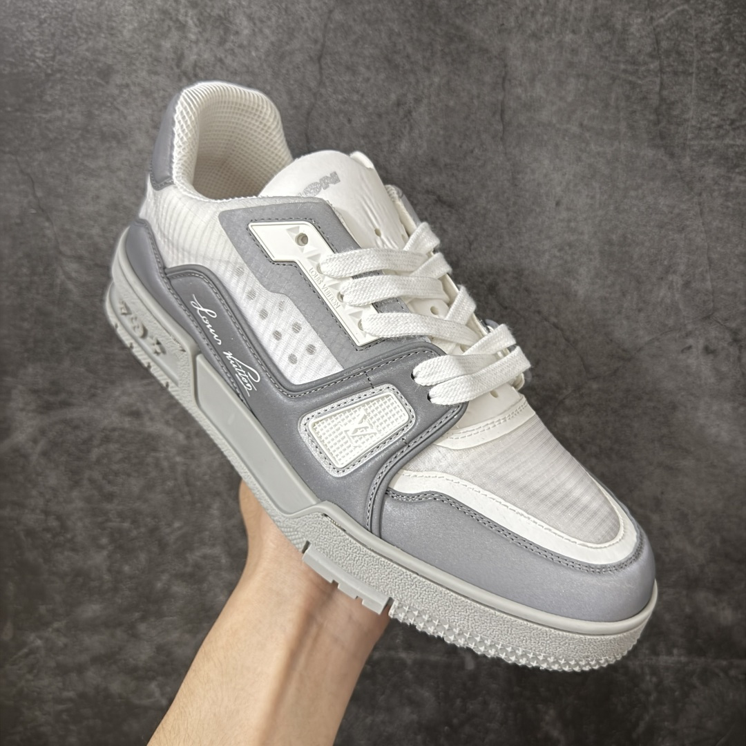 图片[3]-【YS纯原】广奢高端 LOUIS VUITTON 路易威登 LV Trainer CUP 美洲杯联名款 反光网面透气休闲鞋 ✦ 原版购入开发，第37届美洲杯联名系列 ✦ 反光材质+科技面料拼接鞋面 ✦ 鞋舌点睛37标识，内底呈现Gaston美洲杯标识 ✦ 航海旗帜风格演绎V字标识，细节满满 ✦ 原版定制进口科技面料+透气网里 ✦ 原版开模防滑TPU组合大底 ✦ 底厚3CM，轻盈舒适自然增高 ✦ 配送精美包装，零瑕疵工艺 尺码：36 37 38 39 40 41 42 43 44 45-选品中心