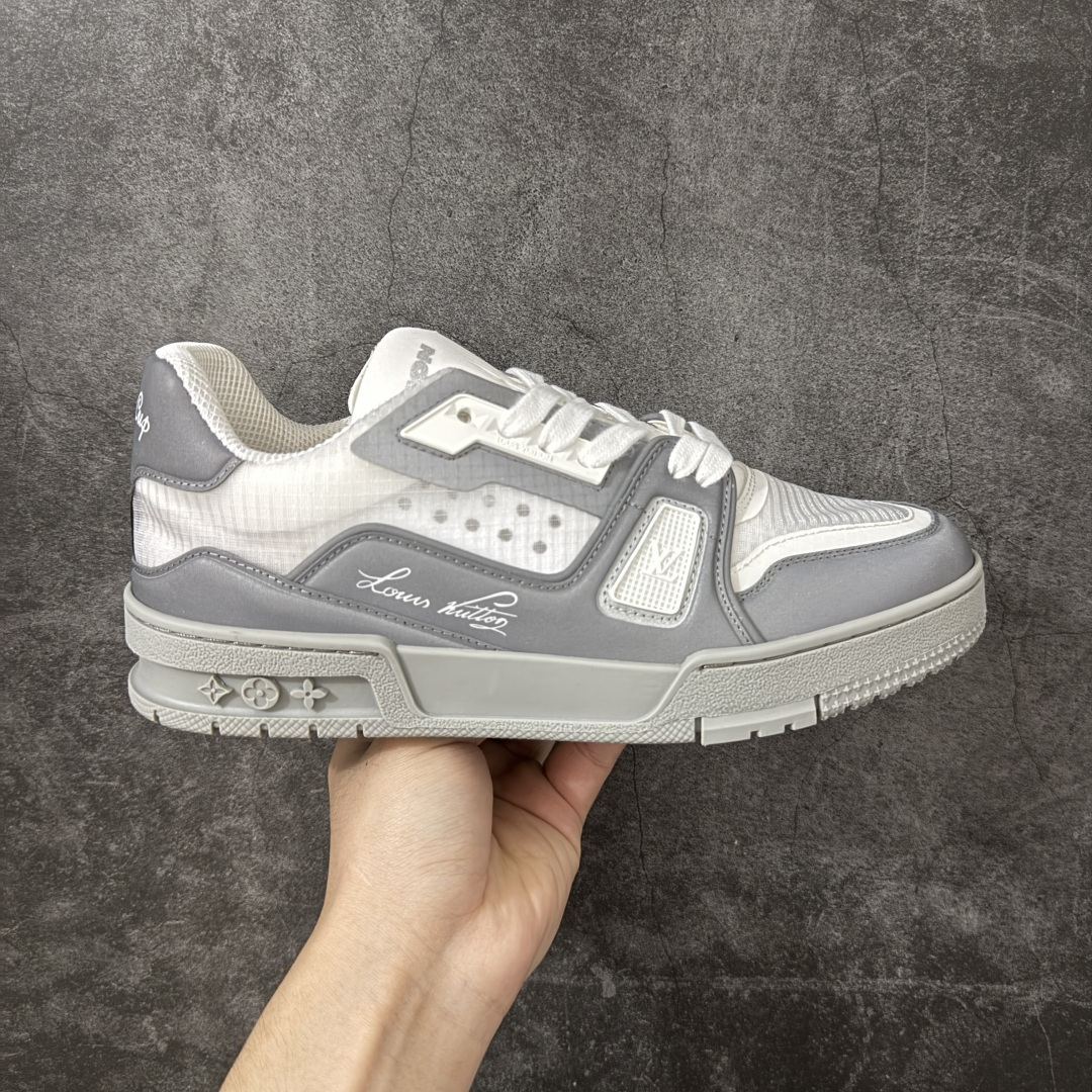 【YS纯原】广奢高端 LOUIS VUITTON 路易威登 LV Trainer CUP 美洲杯联名款 反光网面透气休闲鞋 ✦ 原版购入开发，第37届美洲杯联名系列 ✦ 反光材质+科技面料拼接鞋面 ✦ 鞋舌点睛37标识，内底呈现Gaston美洲杯标识 ✦ 航海旗帜风格演绎V字标识，细节满满 ✦ 原版定制进口科技面料+透气网里 ✦ 原版开模防滑TPU组合大底 ✦ 底厚3CM，轻盈舒适自然增高 ✦ 配送精美包装，零瑕疵工艺 尺码：36 37 38 39 40 41 42 43 44 45-选品中心