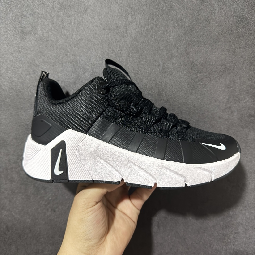【公司级】Nike Free Metcon 7 耐克 低帮 黑白色 舒适贴合透气支撑低邦训练鞋 Nike Free技术将后跟稳定泡棉与前足柔软灵活泡棉相结合。结合外底弯曲凹槽设计，缔造动态训练所需的灵活性。中足包覆织带鞋眼与快速系带系统相结合，实现稳固舒适的贴合感。透气鞋面轻盈网眼鞋面，带来舒适透气体验。中足织带系统取代了Flywire飞线，鞋头和鞋侧采用耐穿设计，提供出众支撑效里果。 货号：II7406-002 尺码：36-45（无半码）-选品中心