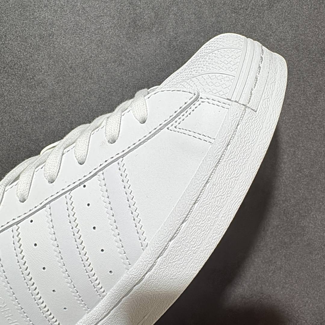 图片[8]-【H11顶级头层版】adidas originals Superstar 2 贝壳头 简约经典 舒适时尚 复古板鞋 男女同款 黑白 货号：EG4960 全新升级版 皮料改进至头层原厂皮 原盒 原底原料 开模打造 原厂织唛鞋标 高精密准度 原楦原纸板开发 匹配原版98%以上 后跟垫棉独家呈现 反口里弧度正确 原厂鞋垫 背胶 后跟电绣针数 与正品一致 原厂皮料 原厂车缝线 质感无敌 皮料切割干净 无任何毛边 清洁度细节完美 进口港宝加持 后跟自然饱满 还原公司包裹性 鞋面采用原装数据贴合技术 全方位贴合包裹脚型 鞋跟部鞋底牵引设计 提供强大的抓地性能 更适应不同实战场地路面 尺码：35.5 36 36.5 37.5 38 38.5 39 40 40.5 41 42 42.5 43 44 45-选品中心