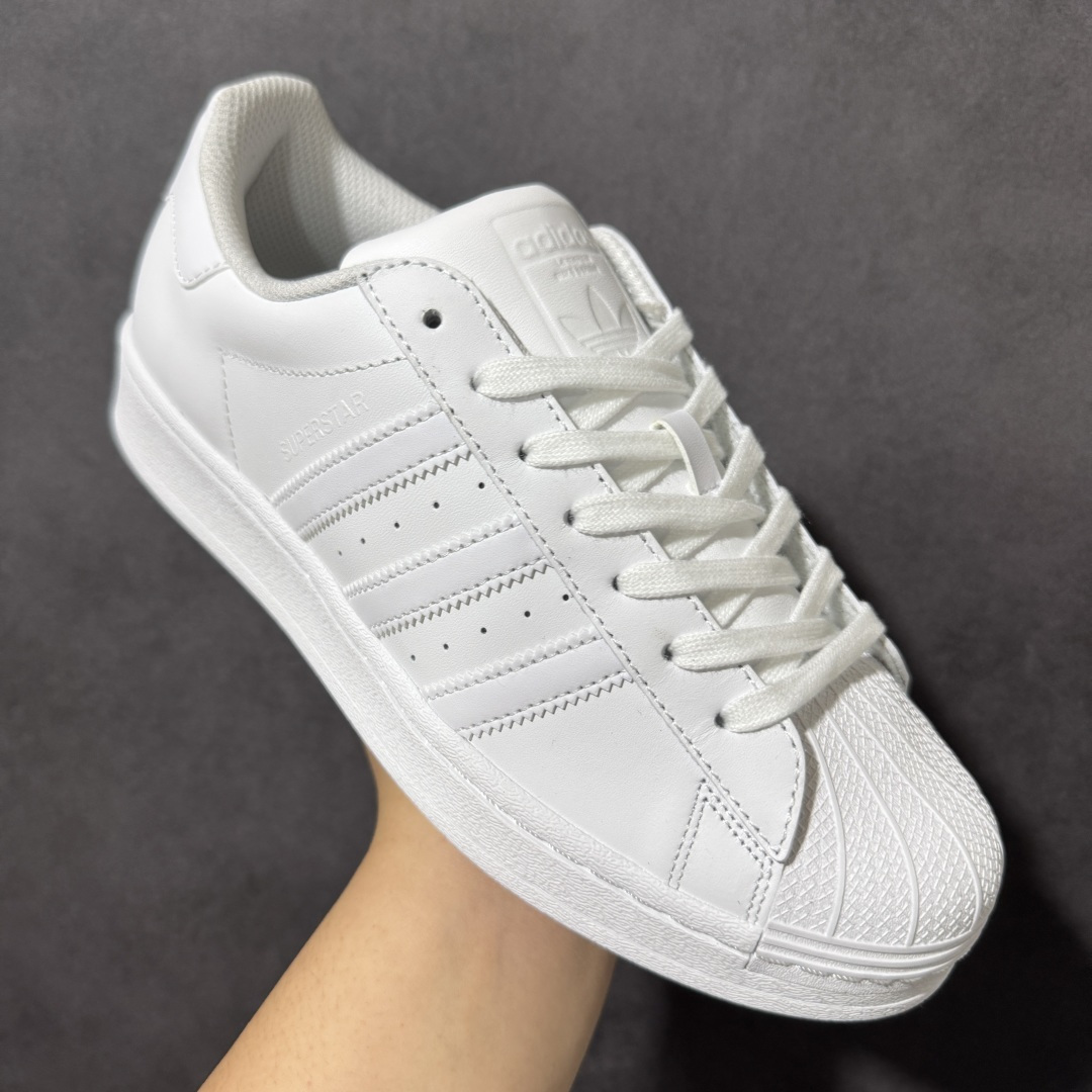 图片[3]-【H11顶级头层版】adidas originals Superstar 2 贝壳头 简约经典 舒适时尚 复古板鞋 男女同款 黑白 货号：EG4960 全新升级版 皮料改进至头层原厂皮 原盒 原底原料 开模打造 原厂织唛鞋标 高精密准度 原楦原纸板开发 匹配原版98%以上 后跟垫棉独家呈现 反口里弧度正确 原厂鞋垫 背胶 后跟电绣针数 与正品一致 原厂皮料 原厂车缝线 质感无敌 皮料切割干净 无任何毛边 清洁度细节完美 进口港宝加持 后跟自然饱满 还原公司包裹性 鞋面采用原装数据贴合技术 全方位贴合包裹脚型 鞋跟部鞋底牵引设计 提供强大的抓地性能 更适应不同实战场地路面 尺码：35.5 36 36.5 37.5 38 38.5 39 40 40.5 41 42 42.5 43 44 45-选品中心