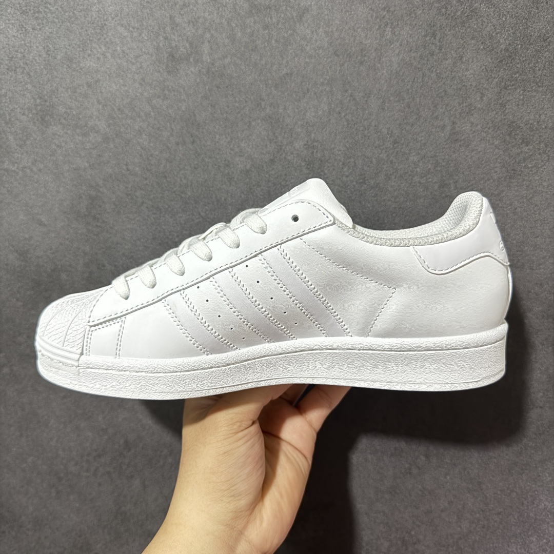 图片[2]-【H11顶级头层版】adidas originals Superstar 2 贝壳头 简约经典 舒适时尚 复古板鞋 男女同款 黑白 货号：EG4960 全新升级版 皮料改进至头层原厂皮 原盒 原底原料 开模打造 原厂织唛鞋标 高精密准度 原楦原纸板开发 匹配原版98%以上 后跟垫棉独家呈现 反口里弧度正确 原厂鞋垫 背胶 后跟电绣针数 与正品一致 原厂皮料 原厂车缝线 质感无敌 皮料切割干净 无任何毛边 清洁度细节完美 进口港宝加持 后跟自然饱满 还原公司包裹性 鞋面采用原装数据贴合技术 全方位贴合包裹脚型 鞋跟部鞋底牵引设计 提供强大的抓地性能 更适应不同实战场地路面 尺码：35.5 36 36.5 37.5 38 38.5 39 40 40.5 41 42 42.5 43 44 45-选品中心