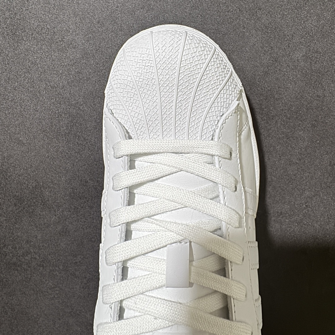 图片[5]-【H11顶级头层版】adidas originals Superstar 2 贝壳头 简约经典 舒适时尚 复古板鞋 男女同款 黑白 货号：EG4960 全新升级版 皮料改进至头层原厂皮 原盒 原底原料 开模打造 原厂织唛鞋标 高精密准度 原楦原纸板开发 匹配原版98%以上 后跟垫棉独家呈现 反口里弧度正确 原厂鞋垫 背胶 后跟电绣针数 与正品一致 原厂皮料 原厂车缝线 质感无敌 皮料切割干净 无任何毛边 清洁度细节完美 进口港宝加持 后跟自然饱满 还原公司包裹性 鞋面采用原装数据贴合技术 全方位贴合包裹脚型 鞋跟部鞋底牵引设计 提供强大的抓地性能 更适应不同实战场地路面 尺码：35.5 36 36.5 37.5 38 38.5 39 40 40.5 41 42 42.5 43 44 45-选品中心