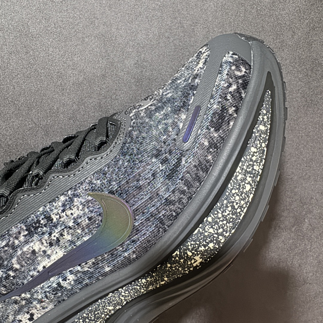 图片[8]-【公司级】Nike VOMERO PLUS 耐克 舒适减震防滑 低帮跑步鞋 全掌ReactX泡绵中底 前掌和后跟还配备了Air Zoom气垫单元 据说跑起来更快更舒适哦 这次最大的升级点 首次引入了ReactX泡绵 货号：IM6776-060 尺码：35.5 36 36.5 37.5 38 38.5 39 40 40.5 41 42 42.5 43 44 45 46-选品中心