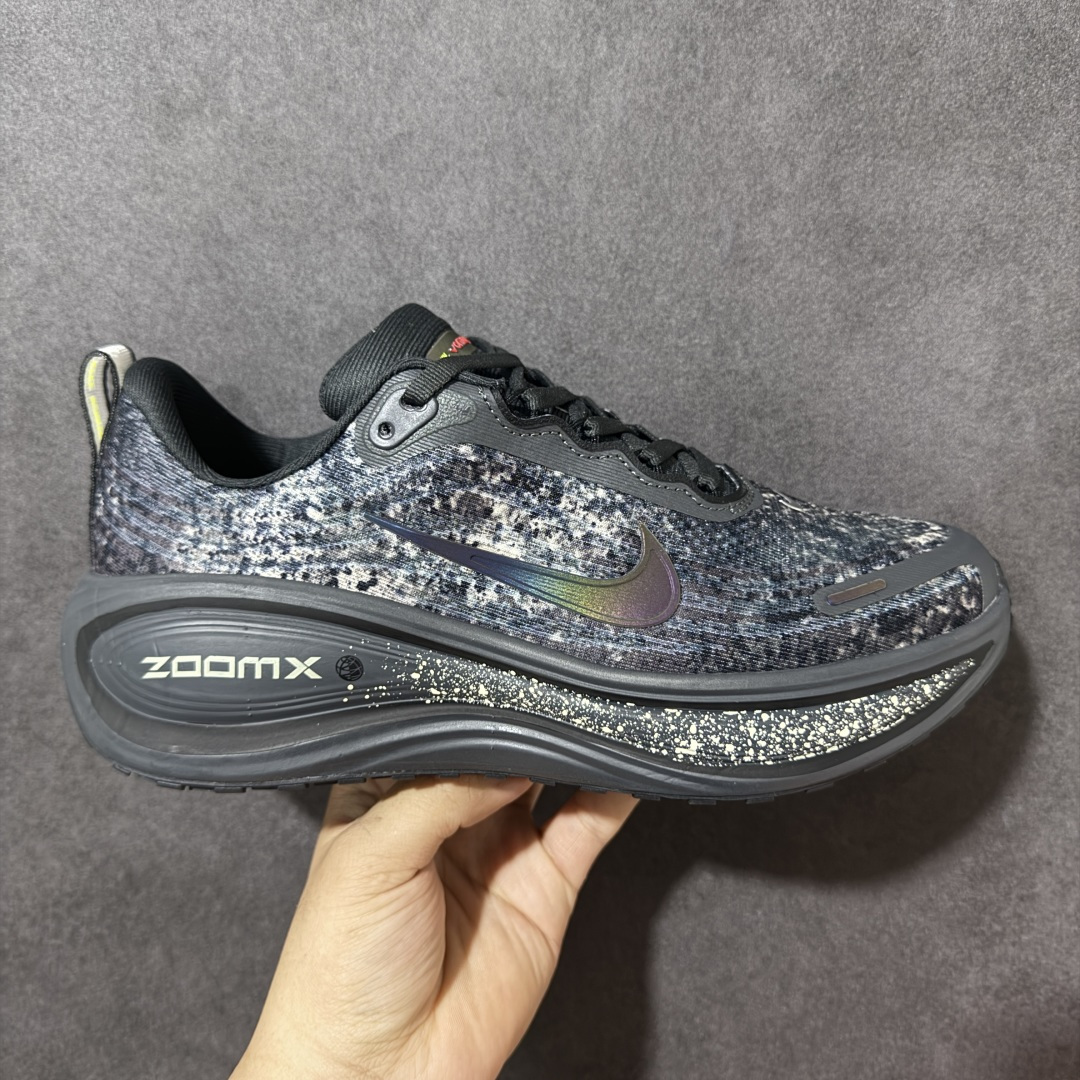 【公司级】Nike VOMERO PLUS 耐克 舒适减震防滑 低帮跑步鞋 全掌ReactX泡绵中底 前掌和后跟还配备了Air Zoom气垫单元 据说跑起来更快更舒适哦 这次最大的升级点 首次引入了ReactX泡绵 货号:IM6776-060 尺码:35.5 36 36.5 37.5 38 38.5 39 40 40.5 41 42 42.5 43 44 45 46-选品中心