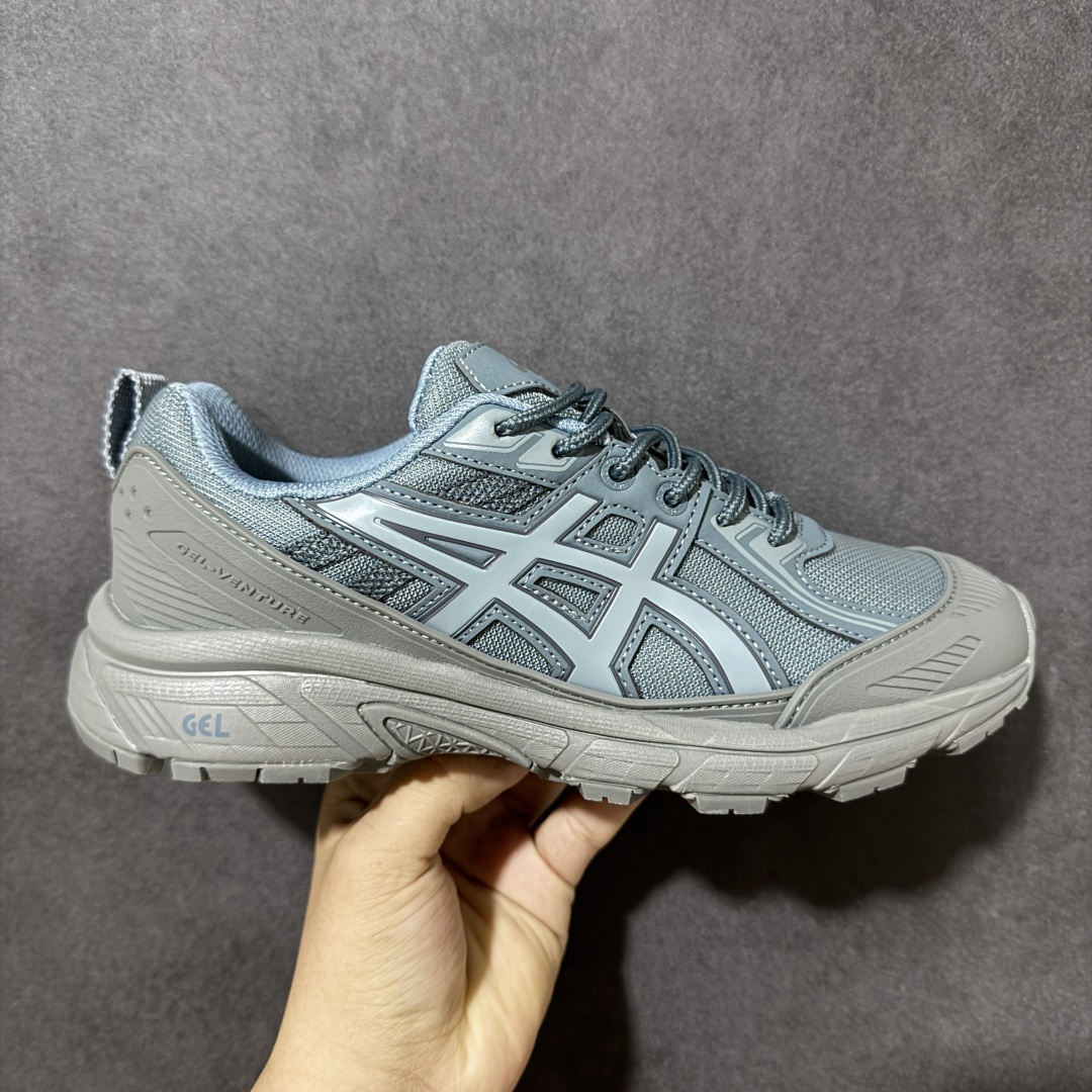 【公司级】ASICS GEL-VENTURE 6 SHIELD 舒适百搭 耐磨 低帮 生活休闲鞋 男女同款 ASICS(亚瑟士)是日本实业家鬼冢喜八郎创立的跑鞋运动品牌，名字想法源自著名的拉丁谚语\”AnimaSana In CorporeSano\”，意为\”健全的精神寓于强健的体魄\”。正如其名字的含义，ASICS亚瑟士一直坚信保持身体的健康与活力是打造健康快乐的生活方式的最佳途径。亚瑟士的跑鞋，篮球鞋等系列集专业与美貌于一身，拥有极高的热度。2016年，ASICS在\”2016年日本最佳全球品牌\”排行榜名列第17名。 货号：1203A474-024 尺码：36 37 37.5 38 39 39.5 40 40.5 41.5 42 42.5 43.5 44 45-选品中心