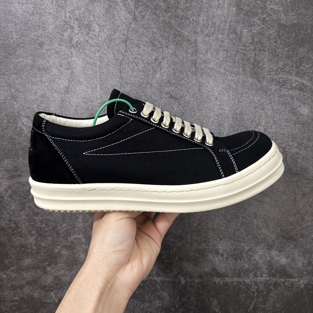 【莞顶渠道】瑞克 欧文斯Rick owens 主线 经典西瓜头 RO低帮帆布黑白 进口原料牛皮 莞产超级顶货 新配色陆续上架 产品只会越做越漂亮💯 鞋头采用原版一致工艺 又翘又歪的效果目前这个技术市面上的任何版本都达不到这个效果 私模开发 细节一步到位不敢说百分百💯保证有百分之98还原 慢工出细活 好的产品不怕晚 这次的开发针对艺术家 收藏家 高品质 的人群 水染粒面小牛皮材质，和针车间距都是极致还原！ 顶级头层的小牛皮，质感无敌，奢侈品的触感！ 定制品牌logo的拉链！超大一比一规格礼盒装，重达3斤以上，外加定制欧文斯保护盒！ 配有日文、英文，双语种配件卡片！细节诠释，一件不落。 鞋盒翻盖 三标，正面+底部都一一做到！虽然增加不了实质的成本，但是打磨产品的细节，再微小也会还原！ 尺码：35 36 37 38 39 40 41 42 43 44 45 46-选品中心