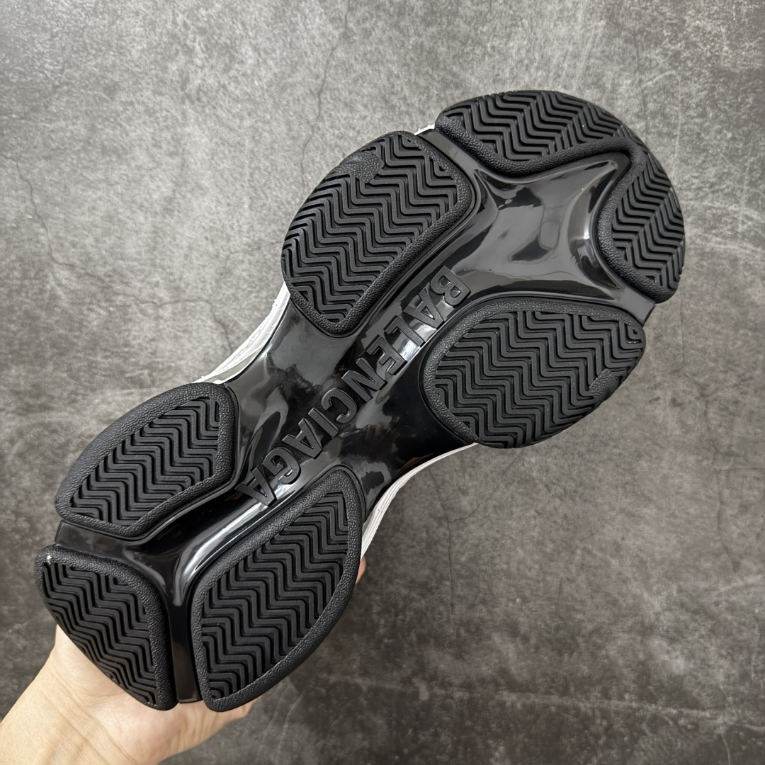 图片[9]-【VG版本】Balenciaga巴黎世家 Triple S .2 厚底系带 低帮 老爹鞋 Balenciaga是由被誉为代表二十世纪的伟大天才设计师 CristobalBalenciaga 创立的，在品牌创立的大半个世纪以来，巴黎世家一直以时尚、典雅闻名于时装界，它的主题产品有女士和男士提包、机车包、鞋子和时装，在15年王大仁卸任品牌设计师后，品牌的风格发生了翻天覆地的变化，凭借着人气超高的街头风T恤、老爹鞋等迅速霸屏各大时装周和时尚圈 货号：865849WTRS21011 尺码：35 36 37 38 39 40 41 42 43 44 45 46-选品中心