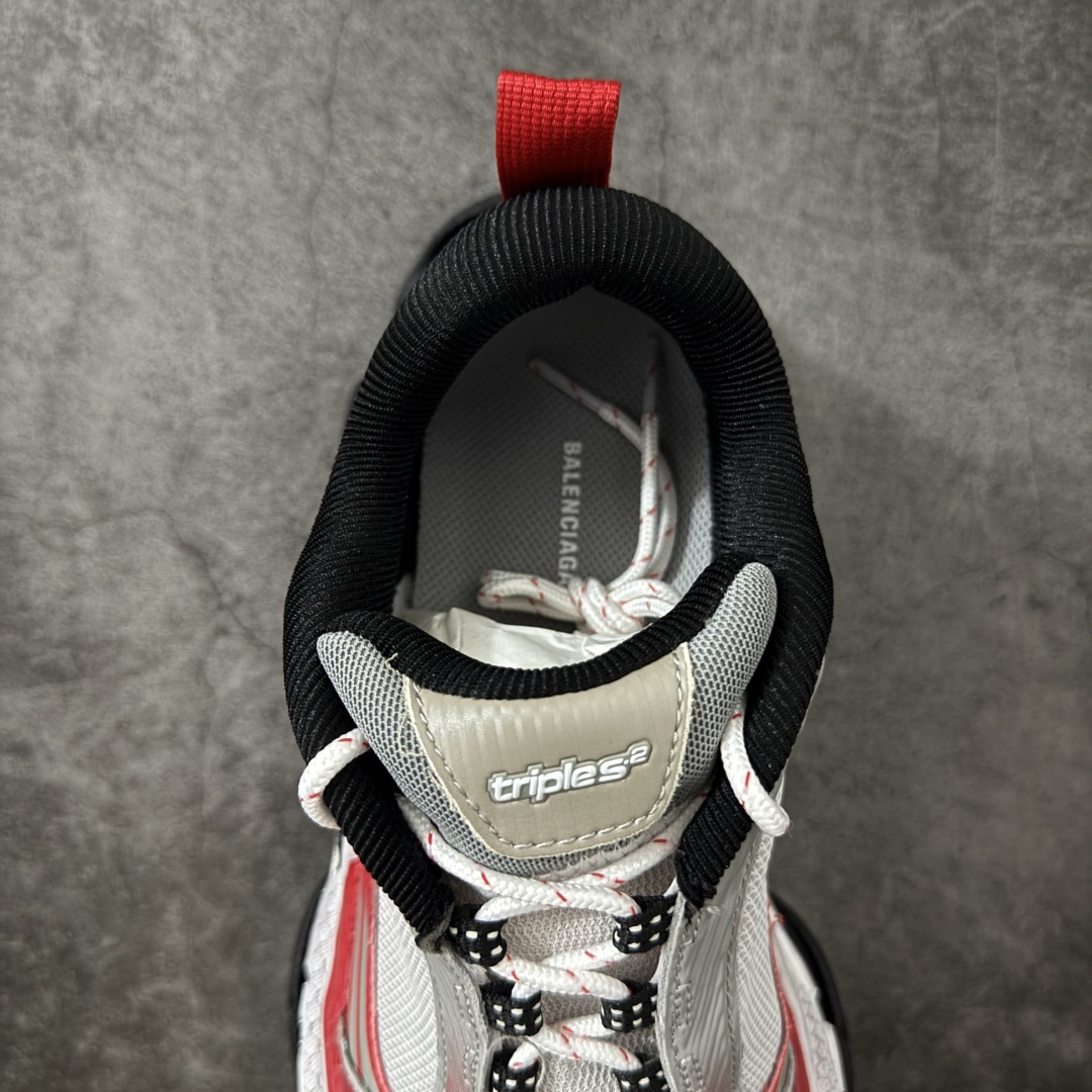 图片[8]-【VG版本】Balenciaga巴黎世家 Triple S .2 厚底系带 低帮 老爹鞋 Balenciaga是由被誉为代表二十世纪的伟大天才设计师 CristobalBalenciaga 创立的，在品牌创立的大半个世纪以来，巴黎世家一直以时尚、典雅闻名于时装界，它的主题产品有女士和男士提包、机车包、鞋子和时装，在15年王大仁卸任品牌设计师后，品牌的风格发生了翻天覆地的变化，凭借着人气超高的街头风T恤、老爹鞋等迅速霸屏各大时装周和时尚圈 货号：865849WTRS21011 尺码：35 36 37 38 39 40 41 42 43 44 45 46-选品中心