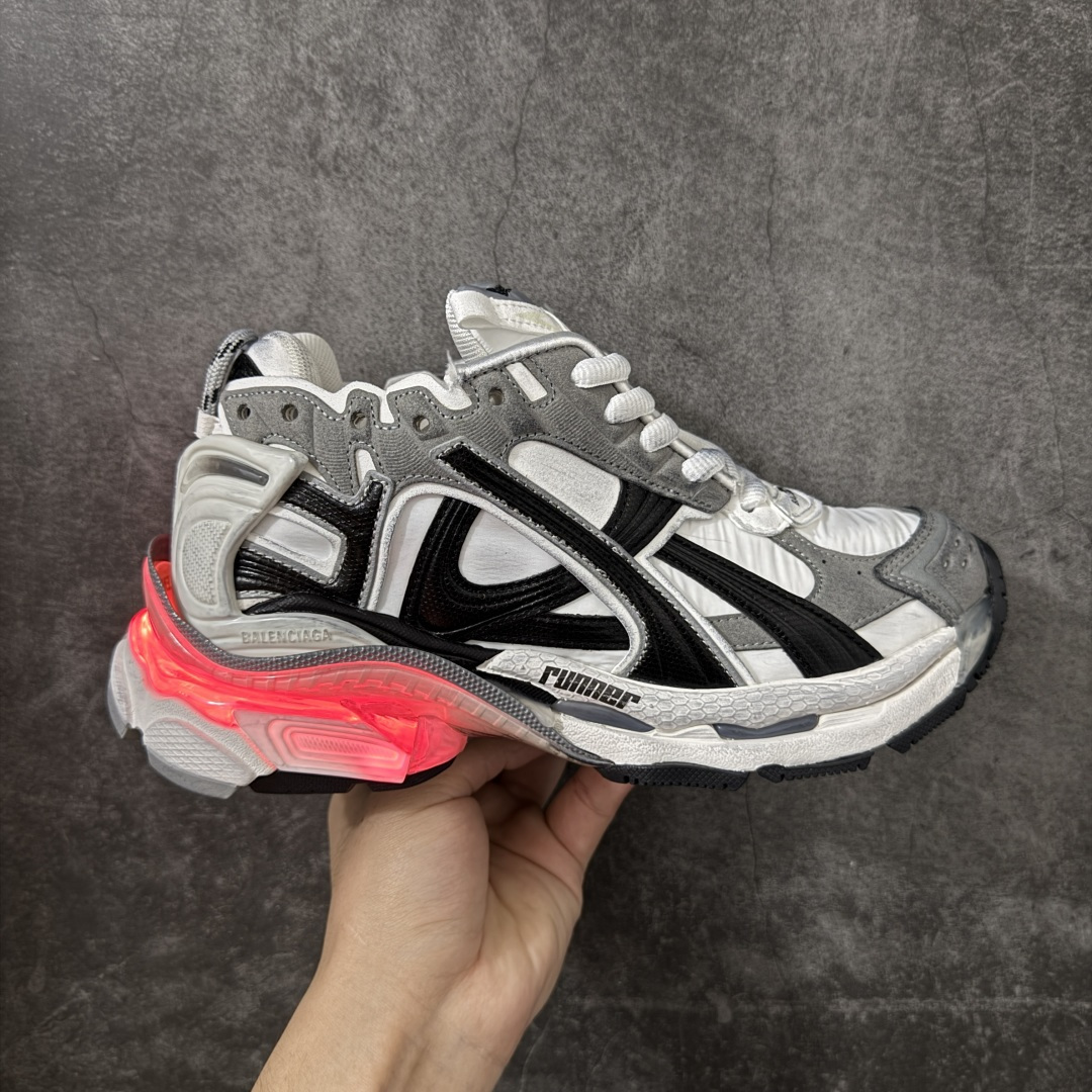 【OK版本】巴黎世家 七代半灯鞋Balenciaga 巴黎7.5巴黎世家 最新配色潮流复古休闲鞋 独家采用大容量锂电，反复按压10万次不会坏， 1.锂电池：3.7V 602040 450毫安时 1.65瓦时 2. 驱动IC：11种模式的开/关切换 通过溢胶、做旧、缝线等细节， 展示了设计师 Demna 的运动鞋风格， 用一双「旧鞋」传递复古感，后侧板、 翘起的鞋头，则展示了 Demna 在结构上的未来构想； 原装大盒从里到外一切百分百还原官方配置 顶级专供碾压一切版本 尺码：35-46-选品中心