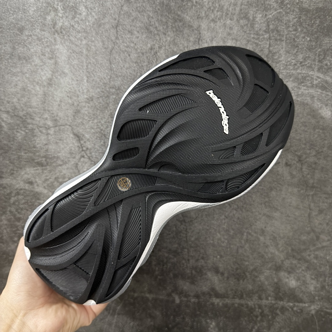 图片[9]-【i8版本】Balenciaga巴黎世家 Triple S .2 厚底系带 低帮 老爹鞋 Balenciaga是由被誉为代表二十世纪的伟大天才设计师 CristobalBalenciaga 创立的，在品牌创立的大半个世纪以来，巴黎世家一直以时尚、典雅闻名于时装界，它的主题产品有女士和男士提包、机车包、鞋子和时装，在15年王大仁卸任品牌设计师后，品牌的风格发生了翻天覆地的变化，凭借着人气超高的街头风T恤、老爹鞋等迅速霸屏各大时装周和时尚圈 货号：865849WTRS21011 尺码：35 36 37 38 39 40 41 42 43 44 45 46-选品中心