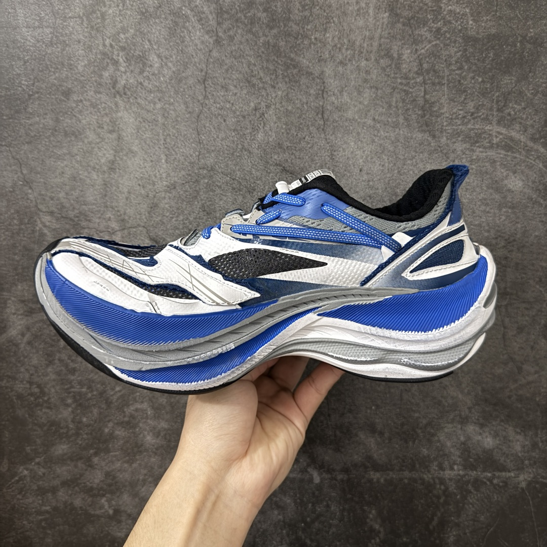 图片[2]-【i8版本】Balenciaga巴黎世家 Triple S .2 厚底系带 低帮 老爹鞋 Balenciaga是由被誉为代表二十世纪的伟大天才设计师 CristobalBalenciaga 创立的，在品牌创立的大半个世纪以来，巴黎世家一直以时尚、典雅闻名于时装界，它的主题产品有女士和男士提包、机车包、鞋子和时装，在15年王大仁卸任品牌设计师后，品牌的风格发生了翻天覆地的变化，凭借着人气超高的街头风T恤、老爹鞋等迅速霸屏各大时装周和时尚圈 货号：865849WTRS21011 尺码：35 36 37 38 39 40 41 42 43 44 45 46-选品中心
