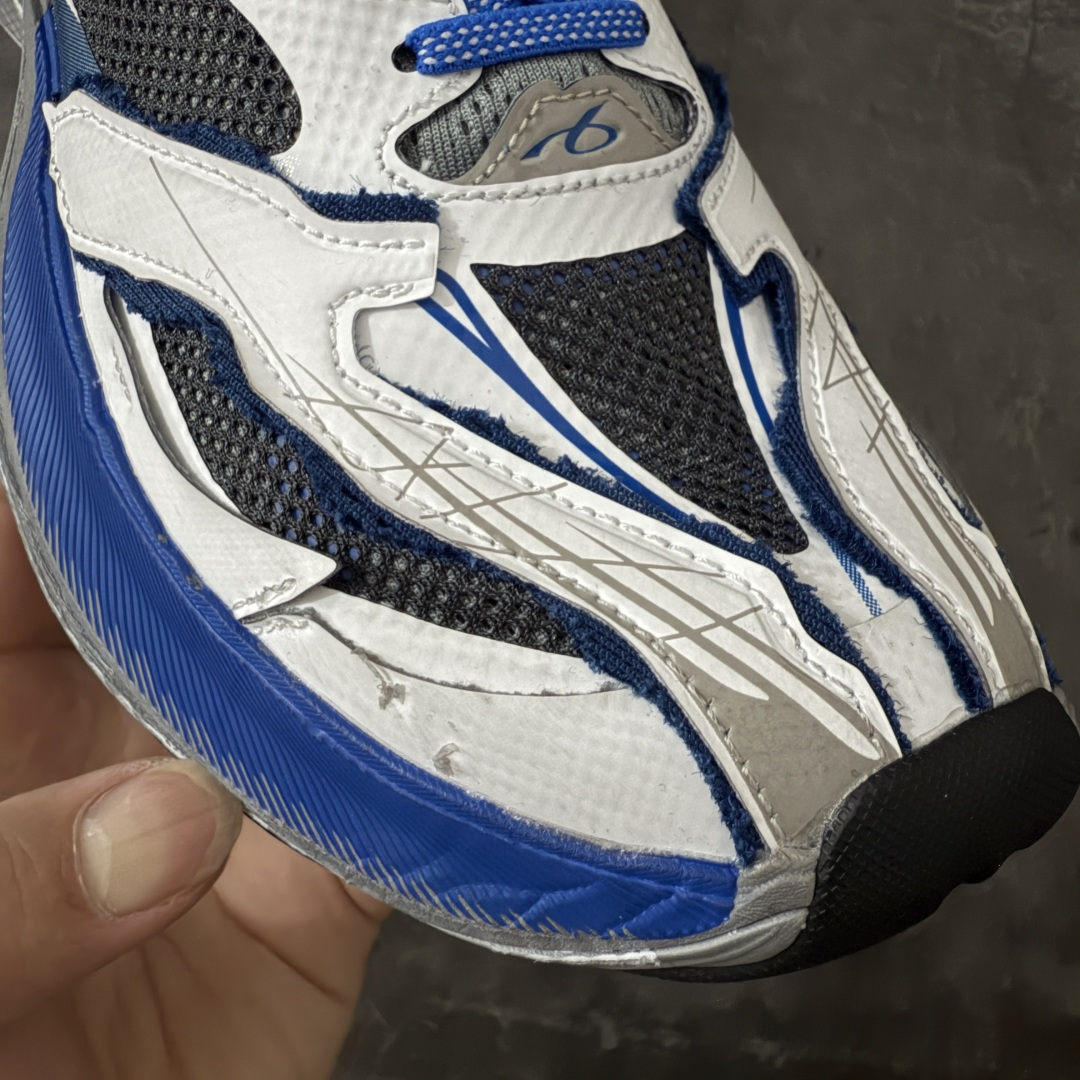 图片[5]-【i8版本】Balenciaga巴黎世家 Triple S .2 厚底系带 低帮 老爹鞋 Balenciaga是由被誉为代表二十世纪的伟大天才设计师 CristobalBalenciaga 创立的，在品牌创立的大半个世纪以来，巴黎世家一直以时尚、典雅闻名于时装界，它的主题产品有女士和男士提包、机车包、鞋子和时装，在15年王大仁卸任品牌设计师后，品牌的风格发生了翻天覆地的变化，凭借着人气超高的街头风T恤、老爹鞋等迅速霸屏各大时装周和时尚圈 货号：865849WTRS21011 尺码：35 36 37 38 39 40 41 42 43 44 45 46-选品中心