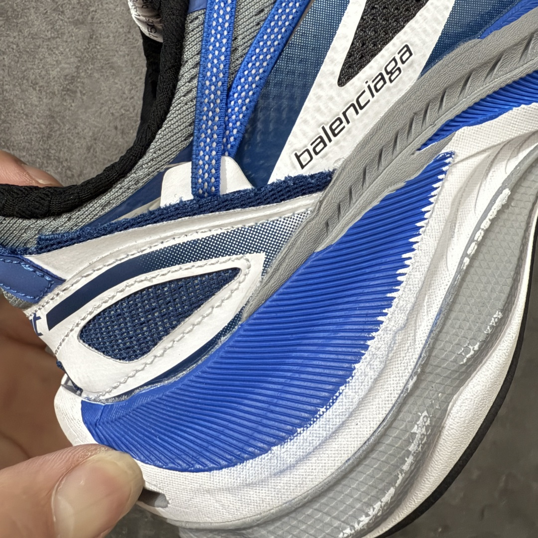 图片[3]-【i8版本】Balenciaga巴黎世家 Triple S .2 厚底系带 低帮 老爹鞋 Balenciaga是由被誉为代表二十世纪的伟大天才设计师 CristobalBalenciaga 创立的，在品牌创立的大半个世纪以来，巴黎世家一直以时尚、典雅闻名于时装界，它的主题产品有女士和男士提包、机车包、鞋子和时装，在15年王大仁卸任品牌设计师后，品牌的风格发生了翻天覆地的变化，凭借着人气超高的街头风T恤、老爹鞋等迅速霸屏各大时装周和时尚圈 货号：865849WTRS21011 尺码：35 36 37 38 39 40 41 42 43 44 45 46-选品中心