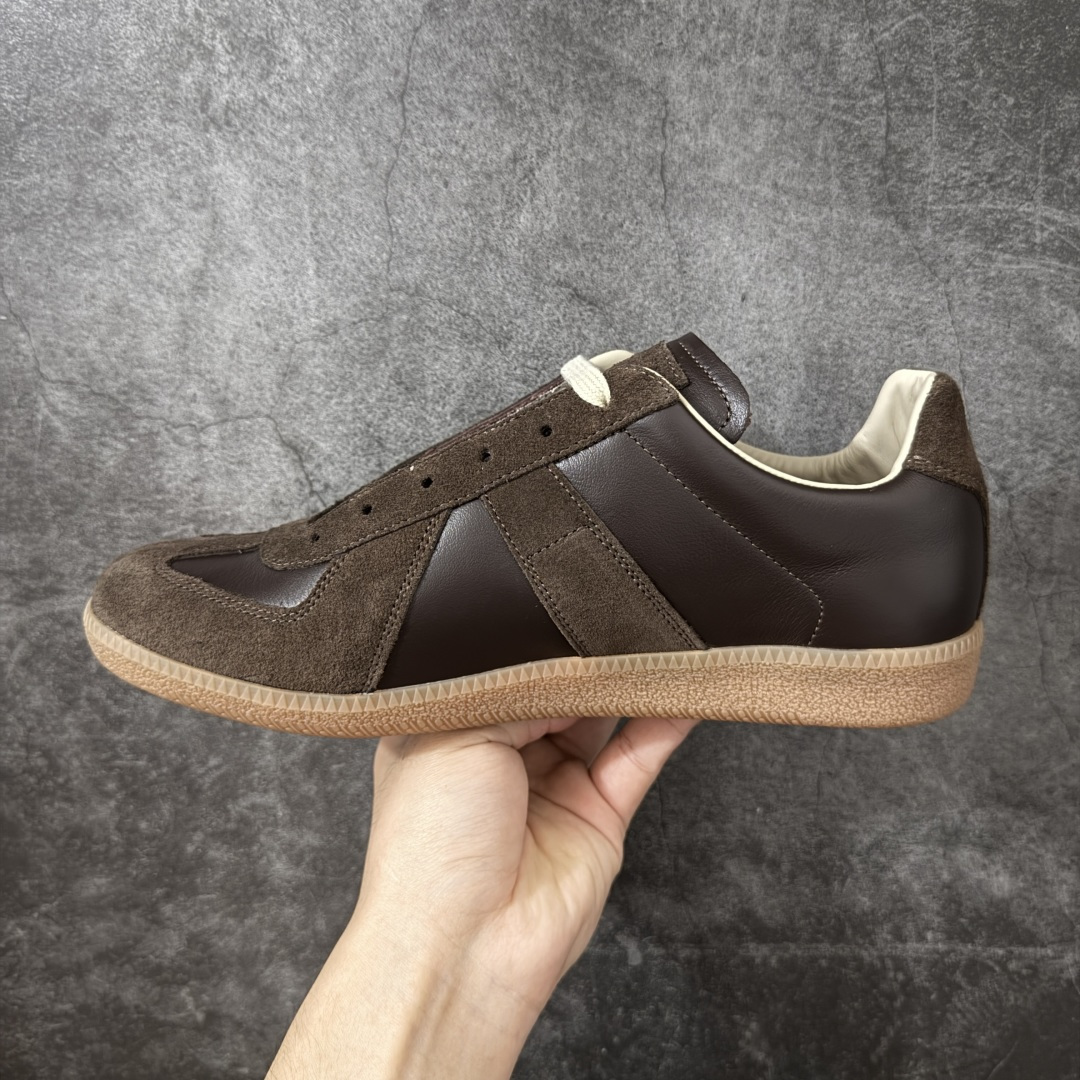 图片[2]-【ZOK纯原】Maison Margiela Calfskin Replica MM6 马吉拉复古低帮时尚德训鞋 私人订单打造 高端零售专供批次 全套原楦原纸板原厂数据开发 全鞋荧光划线卡点 胶水把控整洁度追求极致完美 多重QC质检 超越公司货的品控标准 实实在在的免检产品 原盒原配防尘袋购物卡 全网唯一正确0-23数字排版 一比一间距字体 内里全头层小羊皮 原版防滑鞋底设计 灰色翻毛牛皮 白色细纹贝利头层皮 依照原版逐帧开发 原装淡粉纸板中底带编号钢印 尺码：35 36 36.5 37 38 39 40 41 42 42.5 43 44 44.5 45-选品中心