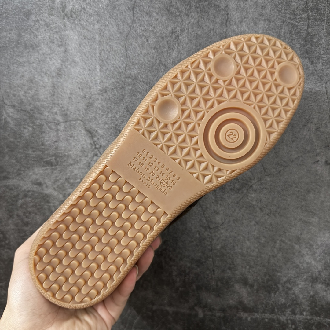 图片[9]-【ZOK纯原】Maison Margiela Calfskin Replica MM6 马吉拉复古低帮时尚德训鞋 私人订单打造 高端零售专供批次 全套原楦原纸板原厂数据开发 全鞋荧光划线卡点 胶水把控整洁度追求极致完美 多重QC质检 超越公司货的品控标准 实实在在的免检产品 原盒原配防尘袋购物卡 全网唯一正确0-23数字排版 一比一间距字体 内里全头层小羊皮 原版防滑鞋底设计 灰色翻毛牛皮 白色细纹贝利头层皮 依照原版逐帧开发 原装淡粉纸板中底带编号钢印 尺码：35 36 36.5 37 38 39 40 41 42 42.5 43 44 44.5 45-选品中心