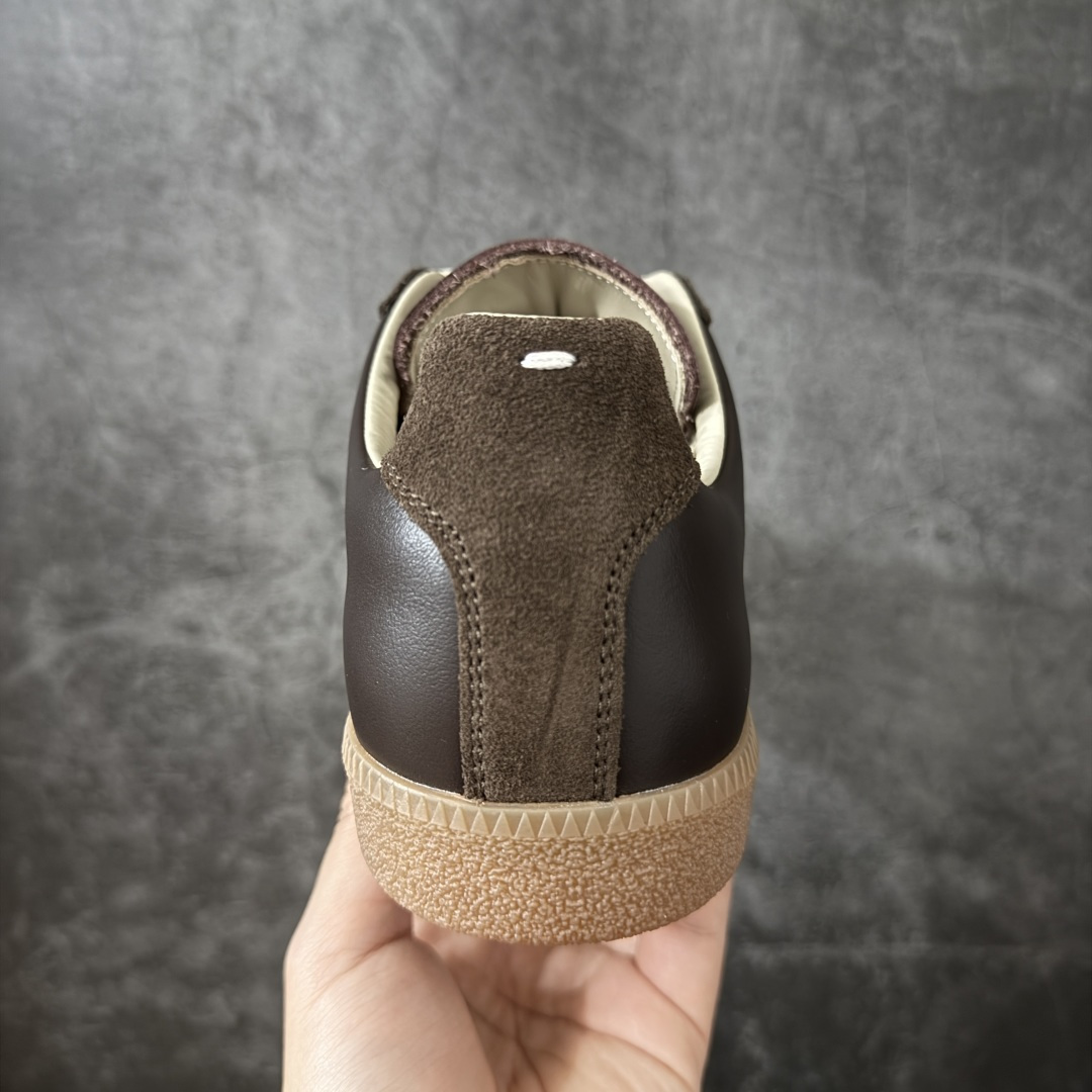 图片[4]-【ZOK纯原】Maison Margiela Calfskin Replica MM6 马吉拉复古低帮时尚德训鞋 私人订单打造 高端零售专供批次 全套原楦原纸板原厂数据开发 全鞋荧光划线卡点 胶水把控整洁度追求极致完美 多重QC质检 超越公司货的品控标准 实实在在的免检产品 原盒原配防尘袋购物卡 全网唯一正确0-23数字排版 一比一间距字体 内里全头层小羊皮 原版防滑鞋底设计 灰色翻毛牛皮 白色细纹贝利头层皮 依照原版逐帧开发 原装淡粉纸板中底带编号钢印 尺码：35 36 36.5 37 38 39 40 41 42 42.5 43 44 44.5 45-选品中心