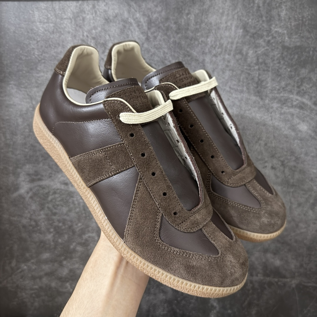 【ZOK纯原】Maison Margiela Calfskin Replica MM6 马吉拉复古低帮时尚德训鞋 私人订单打造 高端零售专供批次 全套原楦原纸板原厂数据开发 全鞋荧光划线卡点 胶水把控整洁度追求极致完美 多重QC质检 超越公司货的品控标准 实实在在的免检产品 原盒原配防尘袋购物卡 全网唯一正确0-23数字排版 一比一间距字体 内里全头层小羊皮 原版防滑鞋底设计 灰色翻毛牛皮 白色细纹贝利头层皮 依照原版逐帧开发 原装淡粉纸板中底带编号钢印 尺码：35 36 36.5 37 38 39 40 41 42 42.5 43 44 44.5 45-选品中心