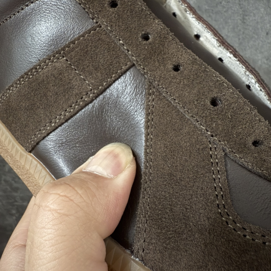 图片[4]-【ZOK纯原】Maison Margiela Calfskin Replica MM6 马吉拉复古低帮时尚德训鞋 私人订单打造 高端零售专供批次 全套原楦原纸板原厂数据开发 全鞋荧光划线卡点 胶水把控整洁度追求极致完美 多重QC质检 超越公司货的品控标准 实实在在的免检产品 原盒原配防尘袋购物卡 全网唯一正确0-23数字排版 一比一间距字体 内里全头层小羊皮 原版防滑鞋底设计 灰色翻毛牛皮 白色细纹贝利头层皮 依照原版逐帧开发 原装淡粉纸板中底带编号钢印 尺码：35 36 36.5 37 38 39 40 41 42 42.5 43 44 44.5 45-选品中心