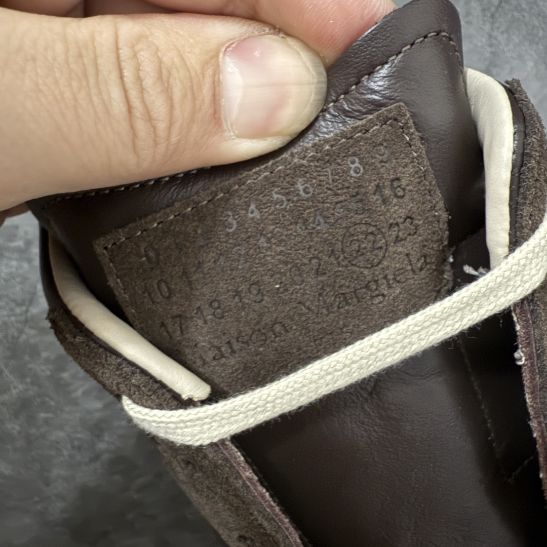 图片[7]-【ZOK纯原】Maison Margiela Calfskin Replica MM6 马吉拉复古低帮时尚德训鞋 私人订单打造 高端零售专供批次 全套原楦原纸板原厂数据开发 全鞋荧光划线卡点 胶水把控整洁度追求极致完美 多重QC质检 超越公司货的品控标准 实实在在的免检产品 原盒原配防尘袋购物卡 全网唯一正确0-23数字排版 一比一间距字体 内里全头层小羊皮 原版防滑鞋底设计 灰色翻毛牛皮 白色细纹贝利头层皮 依照原版逐帧开发 原装淡粉纸板中底带编号钢印 尺码：35 36 36.5 37 38 39 40 41 42 42.5 43 44 44.5 45-选品中心