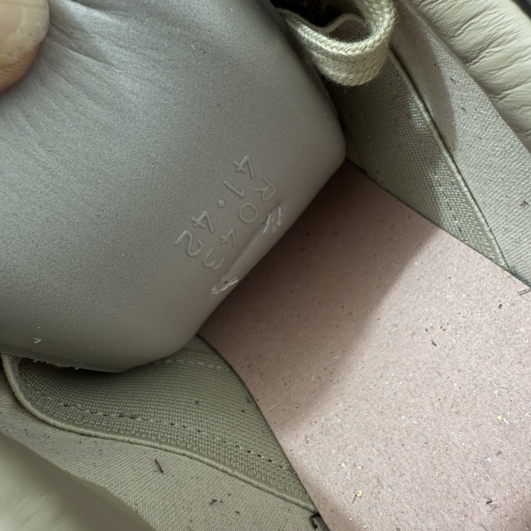 图片[10]-【ZOK纯原】Maison Margiela Calfskin Replica MM6 马吉拉复古低帮时尚德训鞋 私人订单打造 高端零售专供批次 全套原楦原纸板原厂数据开发 全鞋荧光划线卡点 胶水把控整洁度追求极致完美 多重QC质检 超越公司货的品控标准 实实在在的免检产品 原盒原配防尘袋购物卡 全网唯一正确0-23数字排版 一比一间距字体 内里全头层小羊皮 原版防滑鞋底设计 灰色翻毛牛皮 白色细纹贝利头层皮 依照原版逐帧开发 原装淡粉纸板中底带编号钢印 尺码：35 36 36.5 37 38 39 40 41 42 42.5 43 44 44.5 45-选品中心