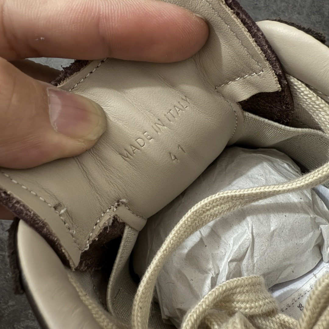 图片[8]-【ZOK纯原】Maison Margiela Calfskin Replica MM6 马吉拉复古低帮时尚德训鞋 私人订单打造 高端零售专供批次 全套原楦原纸板原厂数据开发 全鞋荧光划线卡点 胶水把控整洁度追求极致完美 多重QC质检 超越公司货的品控标准 实实在在的免检产品 原盒原配防尘袋购物卡 全网唯一正确0-23数字排版 一比一间距字体 内里全头层小羊皮 原版防滑鞋底设计 灰色翻毛牛皮 白色细纹贝利头层皮 依照原版逐帧开发 原装淡粉纸板中底带编号钢印 尺码：35 36 36.5 37 38 39 40 41 42 42.5 43 44 44.5 45-选品中心