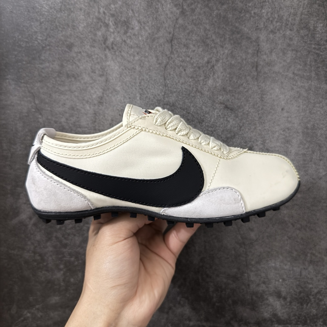 【神版】Nike Moon Shoe OG SP 舒适贴合 生活休闲鞋 精致的鞋型2符合当下的薄底鞋审美,鞋舌、鞋垫和外底位置加入了Jacquemus标识,辨识度在线。 货号:II0407-001 尺码:36 36.5 37 38 38.5 39 40 40.5 41 42 42.5 43 44 45-选品中心
