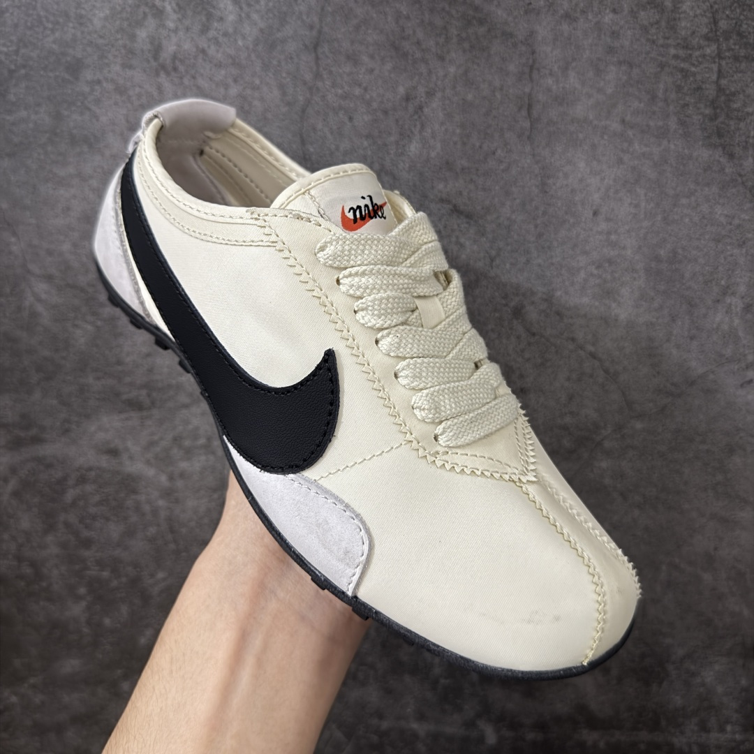 图片[3]-【神版】Nike Moon Shoe OG SP 舒适贴合 生活休闲鞋 精致的鞋型2符合当下的薄底鞋审美，鞋舌、鞋垫和外底位置加入了Jacquemus标识，辨识度在线。 货号：II0407-001 尺码：36 36.5 37 38 38.5 39 40 40.5 41 42 42.5 43 44 45-选品中心