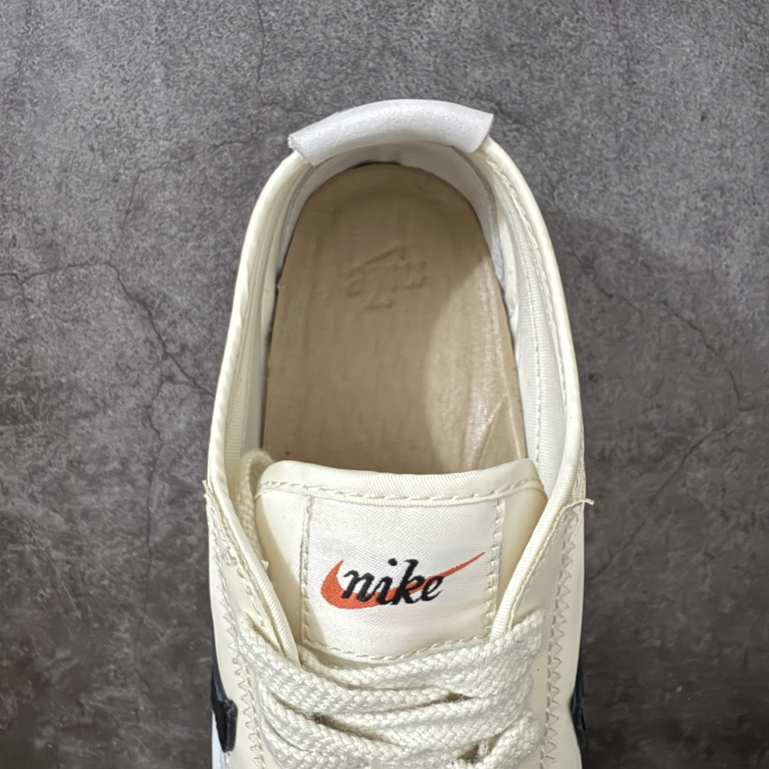 图片[8]-【神版】Nike Moon Shoe OG SP 舒适贴合 生活休闲鞋 精致的鞋型2符合当下的薄底鞋审美，鞋舌、鞋垫和外底位置加入了Jacquemus标识，辨识度在线。 货号：II0407-001 尺码：36 36.5 37 38 38.5 39 40 40.5 41 42 42.5 43 44 45-选品中心