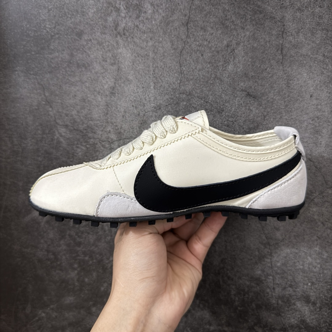 图片[2]-【神版】Nike Moon Shoe OG SP 舒适贴合 生活休闲鞋 精致的鞋型2符合当下的薄底鞋审美，鞋舌、鞋垫和外底位置加入了Jacquemus标识，辨识度在线。 货号：II0407-001 尺码：36 36.5 37 38 38.5 39 40 40.5 41 42 42.5 43 44 45-选品中心