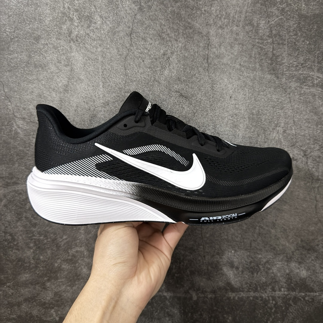 【XE纯原】Nike Air Zoom Pegasus 42 登月42代超级飞马系列马拉松跑步鞋 IB1873-001 平台专供 充正品质 之前未流通市场版本 内里嵌入定型海绵 中底搭载前Zoom+全掌React配置 全部原鞋开发打造 所有细节全部同步原版 全新一代拥有 Zoom Air 一如既往的稳定感和流畅感 鞋面采用工程网眼设计 为特定高热区域营造出色透气性 进一步增加鞋面的穿孔数量 让足部能够快速散热 中足搭配 Flywire 飞线 在高速运动时营造舒适稳定的贴合感 内置Zoon气垫加持 动力十足！ 尺码： 36-46-选品中心