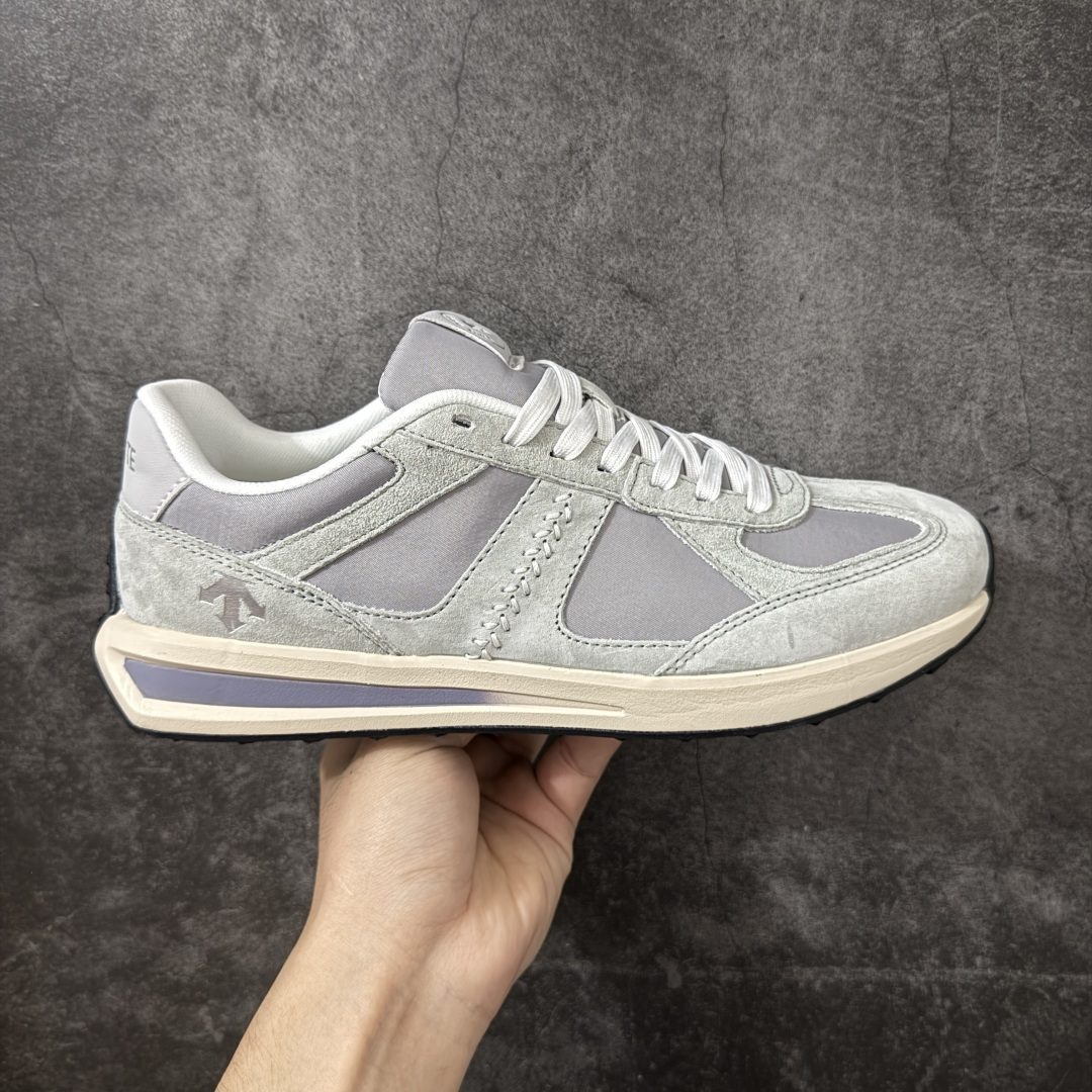 【公司级】迪桑特DESCENTE Chron Velo TRAINER 运动简约 低帮 生活休闲鞋 DESCENTE（迪桑特）创立于1935年，品牌名取自法语词汇，意为“滑降”。品牌箭头标识代表滑雪的三种技术“高速直线滑行”、“穿越”和“侧滑”，也寓意品牌在打造高端专业运动产品中不断追求完美的创新精神，致力于成为中国高端专业滑雪、综训、女子、铁人三项、高尔夫的第一品牌。 尺码：36 36.5 37 38 38.5 39 40 40.5 41 42 42.5 43 44 44.5 45-选品中心
