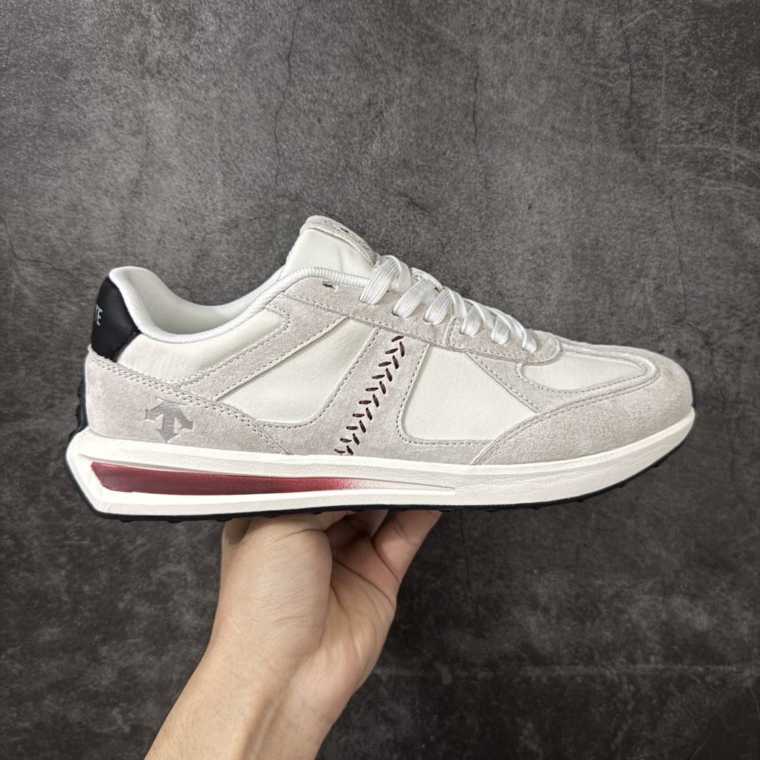 【公司级】迪桑特DESCENTE Chron Velo TRAINER 运动简约 低帮 生活休闲鞋 DESCENTE（迪桑特）创立于1935年，品牌名取自法语词汇，意为“滑降”。品牌箭头标识代表滑雪的三种技术“高速直线滑行”、“穿越”和“侧滑”，也寓意品牌在打造高端专业运动产品中不断追求完美的创新精神，致力于成为中国高端专业滑雪、综训、女子、铁人三项、高尔夫的第一品牌。 尺码：36 36.5 37 38 38.5 39 40 40.5 41 42 42.5 43 44 44.5 45-选品中心