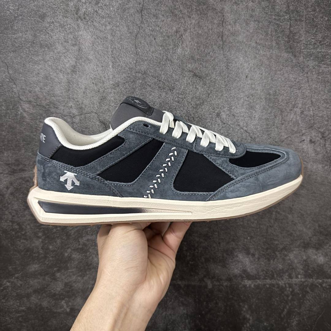 【公司级】迪桑特DESCENTE Chron Velo TRAINER 运动简约 低帮 生活休闲鞋 DESCENTE（迪桑特）创立于1935年，品牌名取自法语词汇，意为“滑降”。品牌箭头标识代表滑雪的三种技术“高速直线滑行”、“穿越”和“侧滑”，也寓意品牌在打造高端专业运动产品中不断追求完美的创新精神，致力于成为中国高端专业滑雪、综训、女子、铁人三项、高尔夫的第一品牌。 尺码：36 36.5 37 38 38.5 39 40 40.5 41 42 42.5 43 44 44.5 45-选品中心