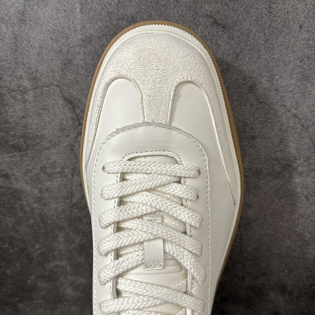 图片[5]-【莞产纯原】Loro Piana LP Tennis Walk Low 生活系列低帮复古百搭德训风休闲运动板鞋 意大利顶级奢侈品牌·诺悠翩雅 这款新款绒面革网球鞋采用超低帮设计 适合全年穿着 并具有防水性能 包边鞋底营造轻松迷人的色彩组合 将功能性与低调个性风格和谐融合 打造都市着装的理想鞋履选择 鞋跟处饰以Kummel色嵌片 柔软小牛皮鞋舌 压印LP徽标 棉质鞋带材质 鞋面：牛剖层绒面革 鞋底：橡胶 衬里：牛皮革 尺码： 39 40 41 42 43 44 45-选品中心