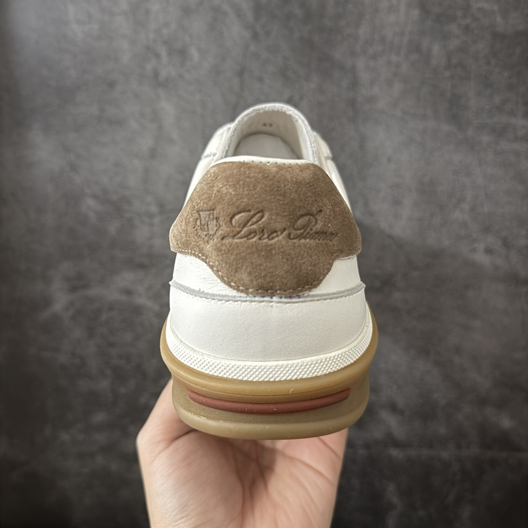 图片[4]-【莞产纯原】Loro Piana LP Tennis Walk Low 生活系列低帮复古百搭德训风休闲运动板鞋 意大利顶级奢侈品牌·诺悠翩雅 这款新款绒面革网球鞋采用超低帮设计 适合全年穿着 并具有防水性能 包边鞋底营造轻松迷人的色彩组合 将功能性与低调个性风格和谐融合 打造都市着装的理想鞋履选择 鞋跟处饰以Kummel色嵌片 柔软小牛皮鞋舌 压印LP徽标 棉质鞋带材质 鞋面：牛剖层绒面革 鞋底：橡胶 衬里：牛皮革 尺码： 39 40 41 42 43 44 45-选品中心